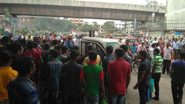 যাত্রাবাড়ী চৌরাস্তায় যাত্রীদের ভিড়। সড়কে নেই গণপরিবহন। ছবি: জিয়া ইসলাম