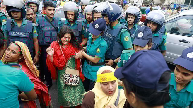 সাধারণ ছাত্র পরিষদের কয়েকজন কর্মীকে আটক করে নিয়ে যায় পুলিশ। ছবি: প্রথম আলো