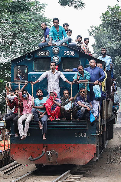 গণপরিবহন না থাকায় অনেকেই ঝুঁকি নিয়ে ট্রেনে যাতায়াত করেছেন। সায়েদাবাদ রেলক্রসিংয়ে সকাল পৌনে নয়টার চিত্র।