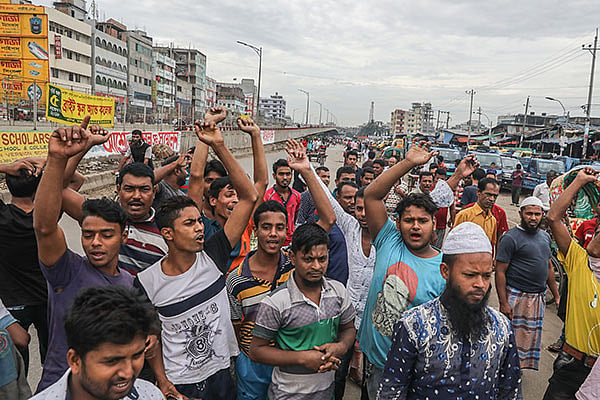 যাত্রাবাড়ী আড়তের সামনের সড়কে সোমবার সকাল নয়টা থেকেই নামেন পরিবহনশ্রমিকেরা।