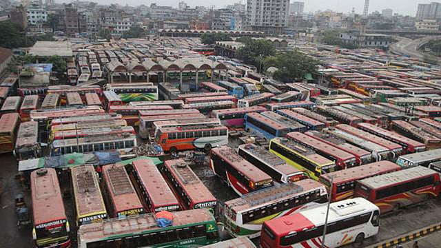 পরিবহনশ্রমিকদের ধর্মঘটে সায়েদাবাদ বাস টার্মিনাল থেকে কোনো বাস বের হয়নি। ঢাকা, ২৮ অক্টোবর। ছবি: আবদুস সালাম
