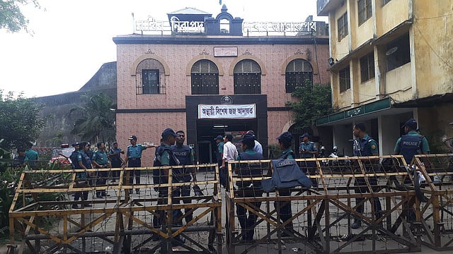 জিয়া চ্যারিটেবল ট্রাস্ট দুর্নীতি মামলার রায়কে ঘিরে পুরান ঢাকার পরিত্যক্ত কারাগারে স্থাপিত অস্থায়ী আদালতের সামনে সতর্ক পাহারায় পুলিশ। আদালত চত্বর, ২৯ অক্টোবর। ছবি: আসাদুজ্জামান