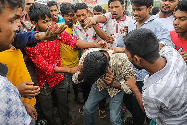 চালককে বাধ্য করা হচ্ছে কানে ধরে ওঠবস করতে।