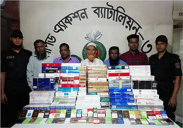 শুল্ক ফাঁকি দিয়ে আমদানিনিষিদ্ধ বিদেশি সিগারেট পাচার করে আনার অভিযোগে সাইদুর ইসলাম (২৯), হারিচউর রহমান (৪৫), আবুল কালাম আজাদ (৪৯), বোরহান (৪৫) ও আবুল খায়ের (৬৫) পাঁচজনকে গ্রেপ্তার করেছে র‍্যাব। এঁদের কাছ থেকে ২ হাজার ১৪ প্যাকেট বিদেশি সিগারেট জব্দ করা হয়। জব্দ হওয়া সিগারেটের দাম আট লাখ টাকা। ছবি: সংগৃহীত