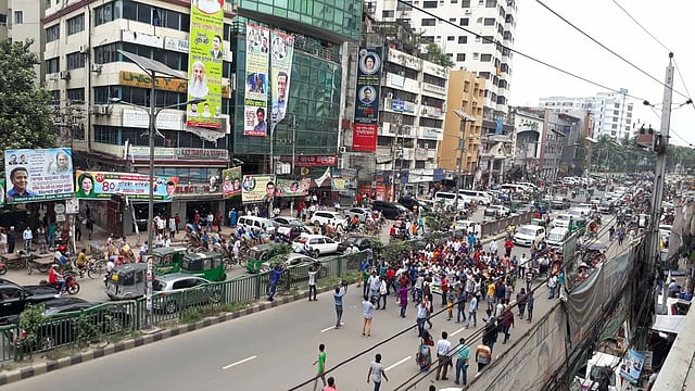 খালেদা জিয়ার ৭ বছরের কারাদণ্ডের প্রতিবাদে বিএনপির কেন্দ্রীয় কার্যালয়ের সামনে বিক্ষোভ মিছিল করেছেন দলটির নেতা–কর্মীরা। ছবি: প্রথম আলো