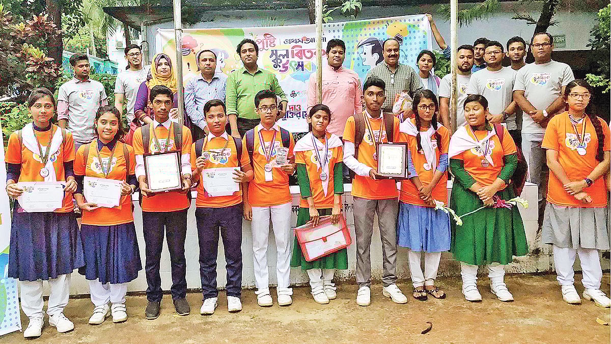 বিতর্ক উৎসবে বিজয়ী শিক্ষার্থীদের সঙ্গে অতিথিরা। সোমবার কক্সবাজার সরকারি বালিকা উচ্চবিদ্যালয়ে। ছবি: প্রথম আলো