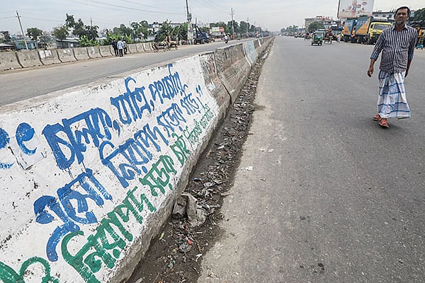 দেশব্যাপী চলমান ৪৮ ঘণ্টার পরিবহন ধর্মঘটে পরিবহনশূন্য ছিল ঢাকা-চট্টগ্রাম মহাসড়ক।
