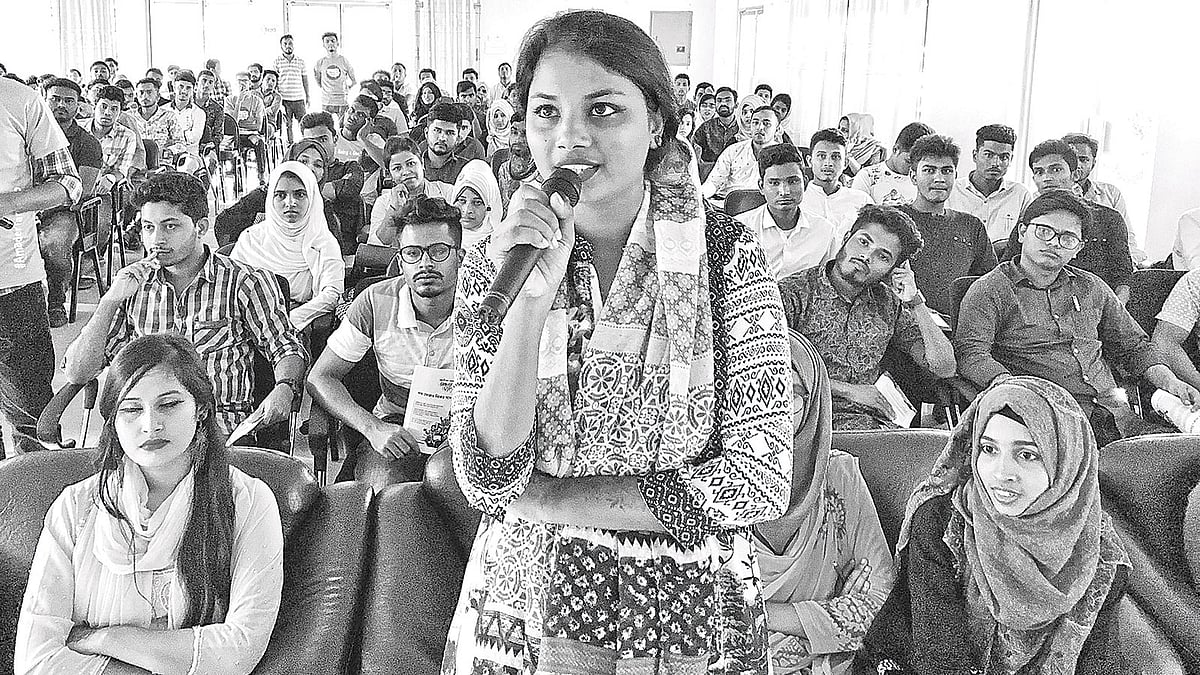 ক্রাউন সিমেন্ট-প্রথম আলো তারুণ্যের জয়োৎসবে প্রশ্ন করছেন এক তরুণী। গতকাল কক্সবাজারে বিয়াম ফাউন্ডেশন মিলনায়তনে।  ছবি: প্রথম আলো