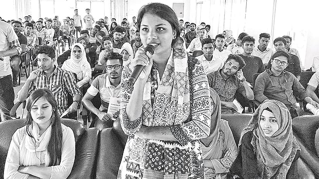 ক্রাউন সিমেন্ট-প্রথম আলো তারুণ্যের জয়োৎসবে প্রশ্ন করছেন এক তরুণী। গতকাল কক্সবাজারে বিয়াম ফাউন্ডেশন মিলনায়তনে।  ছবি: প্রথম আলো