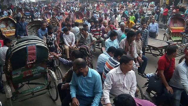 পরিবহন ধর্মঘটে রিকশাই ভরসা যাত্রীদের। যাত্রাবাড়ী, ঢাকা, ২৯ অক্টোবর। ছবি: দীপু মালাকার