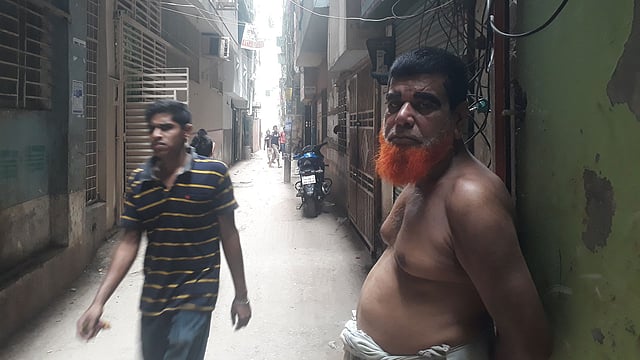 ভবনের ব্যবস্থাপক শরীফ উদ্দিন যেখানে দাঁড়িয়ে আছেন, সেখানে পড়ে ছিল হালিমার লাশ। ১৪৮ / ১ কাঁঠালবাগানের ছয়তলা ভবনের সামনে থেকে ছবিটি সম্প্রতি তোলা। ছবি: আসাদুজ্জামান