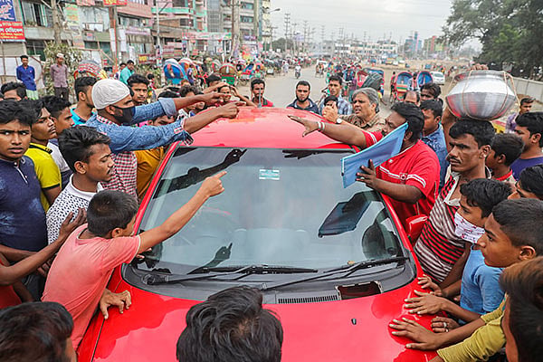 রাজধানীর বিভিন্ন স্থানের মতো পোস্তগোলা সেতুর কেরানীগঞ্জ অংশেও ব্যক্তি ও প্রতিষ্ঠানের গাড়ির চালকদের হেনস্তা করা হয়েছে।