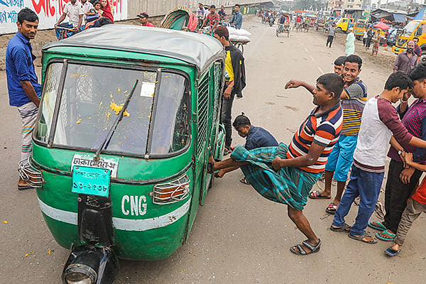 এ সময় বিভিন্ন গাড়িতে আঘাত করেন আন্দোলনরত শ্রমিকেরা। আবার ধর্মঘট না মেনে গাড়ি চালানোয় কানো গাড়ির টায়ারও পাংচার করে দেওয়া হয়।