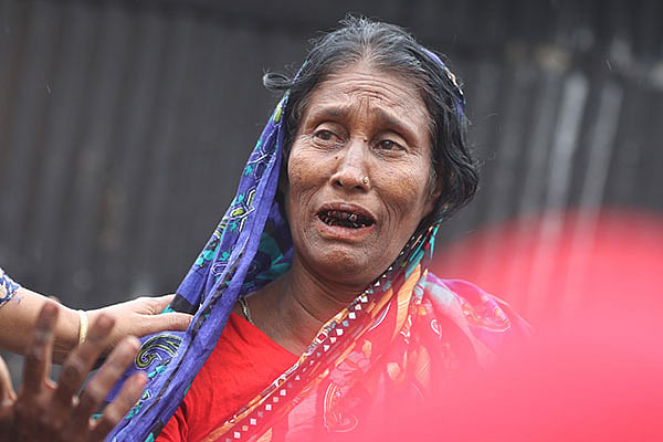 সবকিছু হারিয়ে বিলাপ করছেন রোমেলা বেগম।