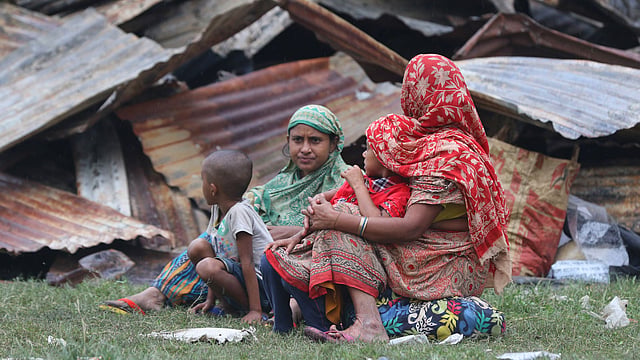 বস্তির বাসিন্দারা এখন খোলা আকাশের নিচে ঠাঁই নিয়েছেন।
