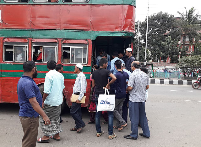 অন্য পরিবহন বন্ধ থাকলেও রাজধানীর মানুষের পরিবহনের চাহিদা মেটাচ্ছে বিআরটিসি বাস।  ছবি: মোছাব্বের হোসেন