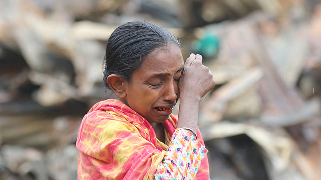 আগুনে পুড়ে গেছে শিরিন আক্তারের ঘর। সর্বস্বান্ত হয়ে কান্নায় ভেঙে পড়েন তিনি।