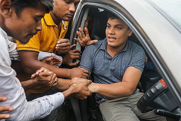 অনেক চালককে নামানো হয়েছে টেনেহেঁচড়ে।