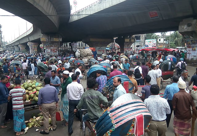 বাস না থাকায় রিকশায় করে গন্তব্যে যাচ্ছেন যাত্রীরা। যাত্রাবাড়ী, ঢাকা, ২৯ অক্টোবর। ছবি: দীপু মালাকার