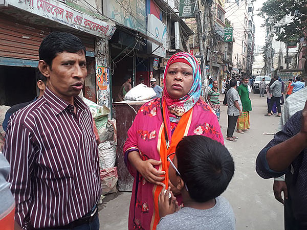 রায় ঘোষণার পর দণ্ডিত জিয়াউল ইসলাম মুন্নার বোন সাবিনা ইসলাম। আদালত চত্বর, ২৯ অক্টোবর। ছবি: আসাদুজ্জামান