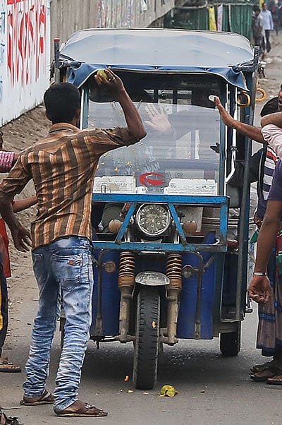 কোনো কোনো গাড়িতে ছুড়ে মারা হয় পচা ফল।