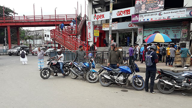 ফার্মগেটে যাত্রীর জন্য অপেক্ষায় মোটরসাইকেলচালকেরা। ছবি: প্রথম আলো