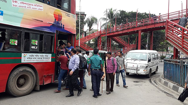 ৪৮ ঘণ্টার পরিবহন ধর্মঘটে রাজধানীর রাস্তায় মানুষের শেষ ভরসা এখন বিআরটিসি বাস। ছবি: মোছাব্বের হোসেন
