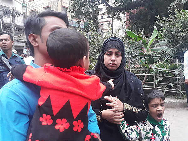 আদালতের সামনে দণ্ডিত মনিরুল ইসলামের স্ত্রী শাহানাজ ইসলাম। আদালত চত্বর, ২৯ অক্টোবর। ছবি: আসাদুজ্জামান