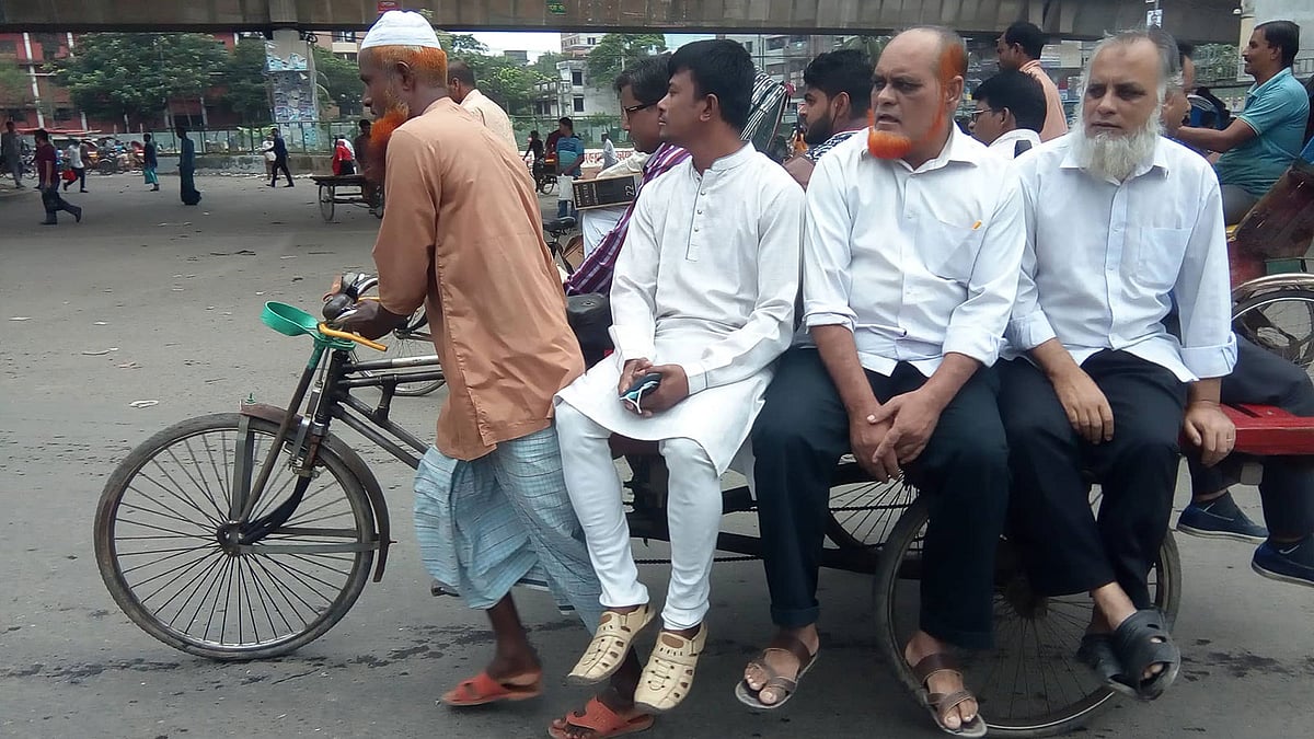 গণপরিবহন নেই। তাই রিকশাভ্যানে করে গন্তব্যে যাচ্ছেন যাত্রীরা। যাত্রাবাড়ী, ঢাকা, ২৯ অক্টোবর। ছবি: দীপু মালাকার