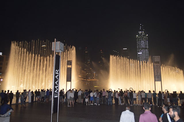 ভবনের নিচে দুবাই ফাউন্টেন লেকে পানির নাচন।