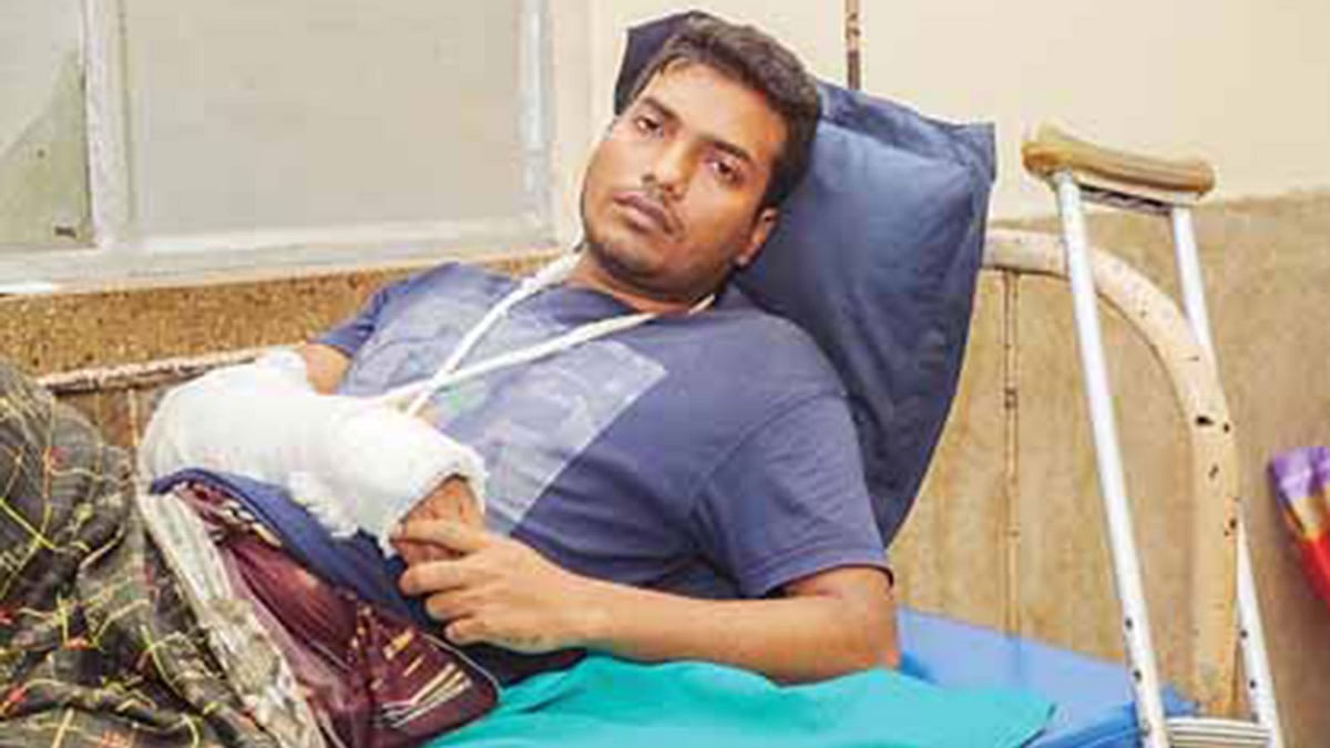 হামলায় আহত লিমন হোসেন। গতকাল সাভারের গণস্বাস্থ্য কেন্দ্র হাসপাতালে।  প্রথম আলো