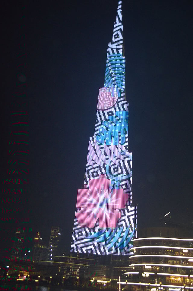 বুর্জ খলিফা ভবনে আলোর খেলা।