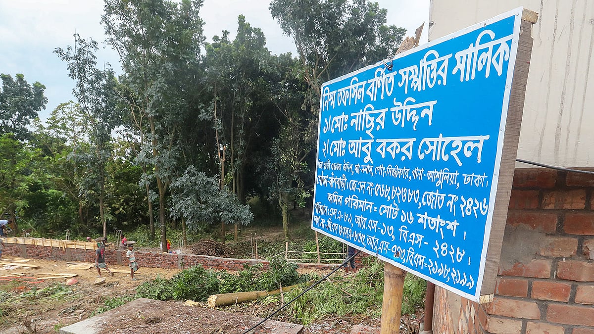 গণস্বাস্থ্য কেন্দ্রের এই জায়গাটি দখল করে তোলা দেয়াল। ছবি: প্রথম আলো