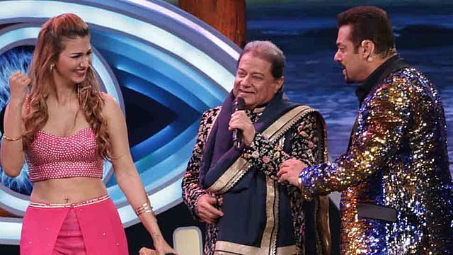 ‘বিগ বস ১২’ অনুষ্ঠানে অনুপ জালোটাকে পরিচয় করিয়ে দেওয়ার সময় থমকে দাঁড়ান সালমান খান