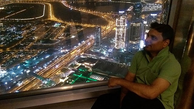 ১২৪ তলার ওপর পর্যবেক্ষণ ডেকে এক পর্যটক।