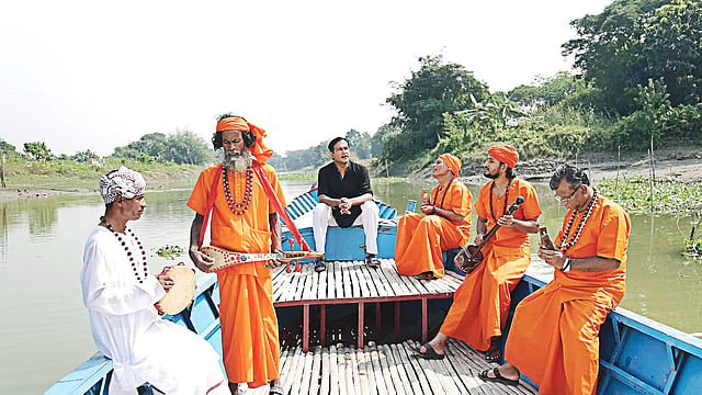 মইরা গেলে কদর বাইড়া যায়’ গানের মিউজিক ভিডিওতে আসিফ আকবর (মাঝে)