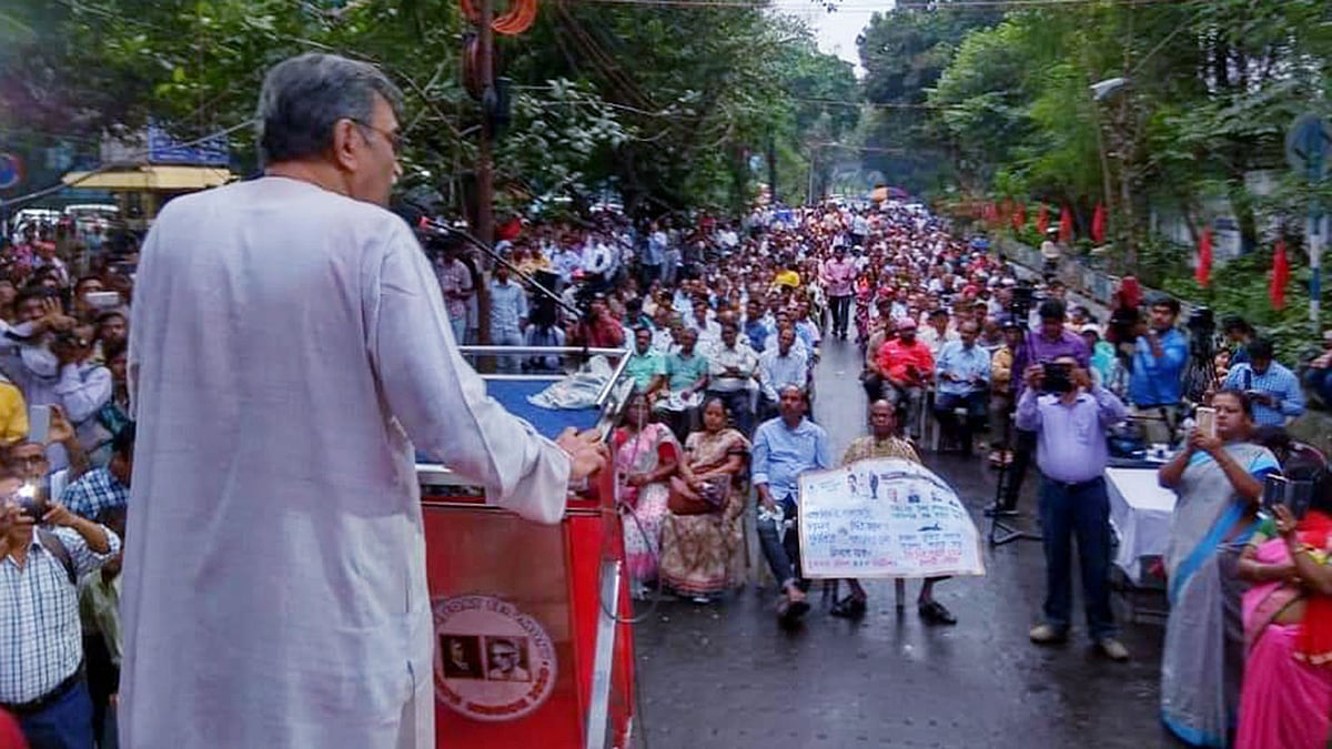 প্রতিবাদ সমাবেশে বক্তব্য দিচ্ছেন সূর্যকান্ত মিশ্র। ছবি: ভাস্কর মুখার্জি