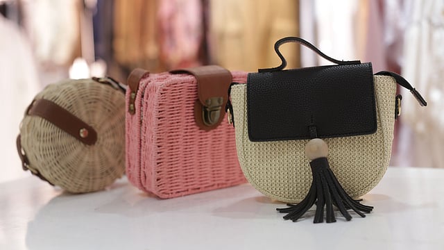 নানা নকশা ও আকারে তৈরি হচ্ছে এই ব্যাগ। ব্যাগ: নোয়াহ্‌