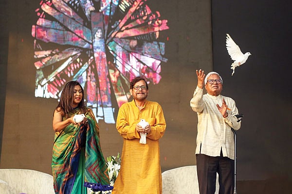 উৎসবের উদ্বোধন করেন স্যার ফজলে হাসান আবেদ (ডানে) আসাদুজ্জামান নূর ও তামারা হাসান আবেদ