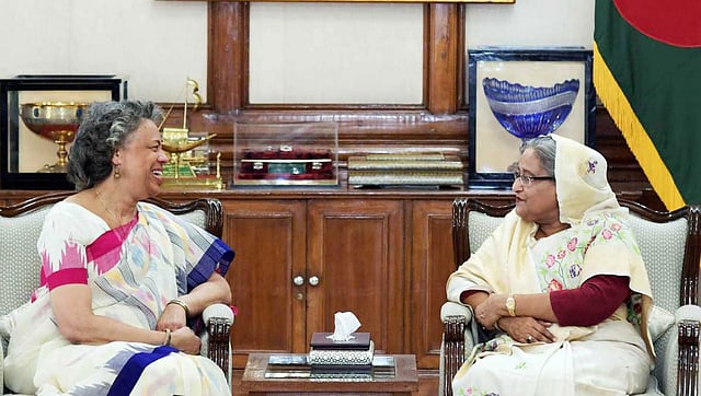 বাংলাদেশে নিযুক্ত যুক্তরাষ্ট্রের রাষ্ট্রদূত মার্সিয়া বার্নিকাট প্রধানমন্ত্রী শেখ হাসিনার সঙ্গে তাঁর বিদায়ী সাক্ষাৎ করেছেন। গণভবন, ঢাকা, ৩০ অক্টোবর। ছবি: প্রধানমন্ত্রীর কার্যালয়ের সৌজন্য