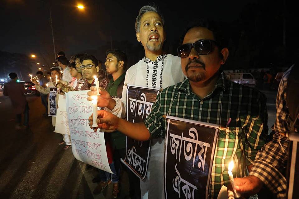 স্লোগান সংবলিত প্ল্যাকার্ড ও ফেস্টুন হাতে জাতীয় ঐক্য প্রক্রিয়া কর্মী ও সমর্থকেরা। গণভবন এলাকা, ঢাকা, ১ নভেম্বর। ছবি: দীপু মালাকার