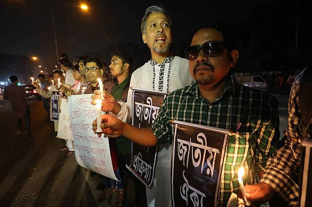 স্লোগান সংবলিত প্ল্যাকার্ড ও ফেস্টুন হাতে জাতীয় ঐক্য প্রক্রিয়া কর্মী ও সমর্থকেরা। গণভবন এলাকা, ঢাকা, ১ নভেম্বর। ছবি: দীপু মালাকার