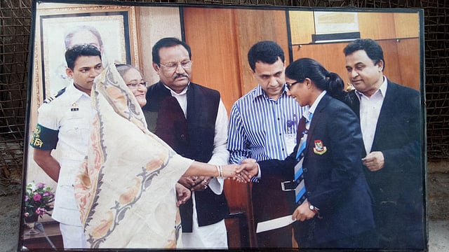 চামেলীর ঘরে শোভা পাচ্ছে প্রধানমন্ত্রী শেখ হাসিনার হাত থেকে তাঁর পুরস্কার নেওয়ার সেই ছবি। ছবি: প্রথম আলো