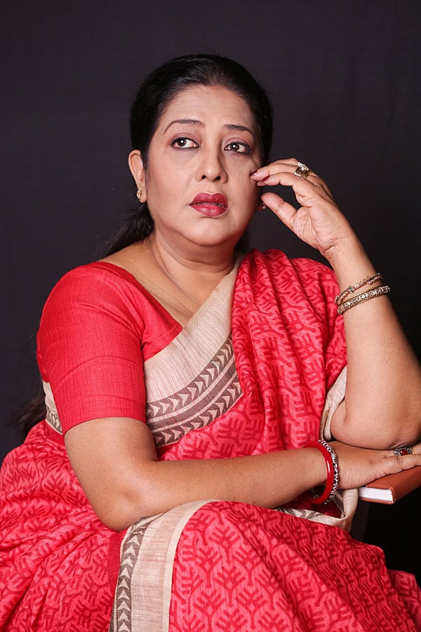 ১৯৯৮ সালের ৫ নভেম্বরের ক্রোড়পত্র আনন্দ–এ ছাপা হয়েছিল সুবর্ণা মুস্তাফাকে নিয়ে বিশেষ প্রতিবেদন। ২০ বছর পর আবার প্রথম আলোর ক্যামেরার সামনে একই ভঙ্গিতে সুবর্ণা। ছবি : কবির হোসেন