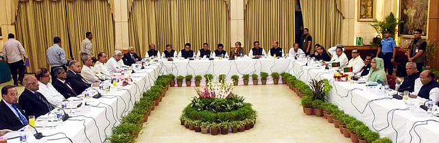 আওয়ামী লীগ সভানেত্রী ও ১৪ দলীয় জোটের প্রধান শেখ হাসিনার সঙ্গে ড. কামাল হোসেনের নেতৃত্বে জাতীয় ঐক্যফ্রন্টের সংলাপ। গণভবন, ১ নভেম্বর। ছবি: বাসস