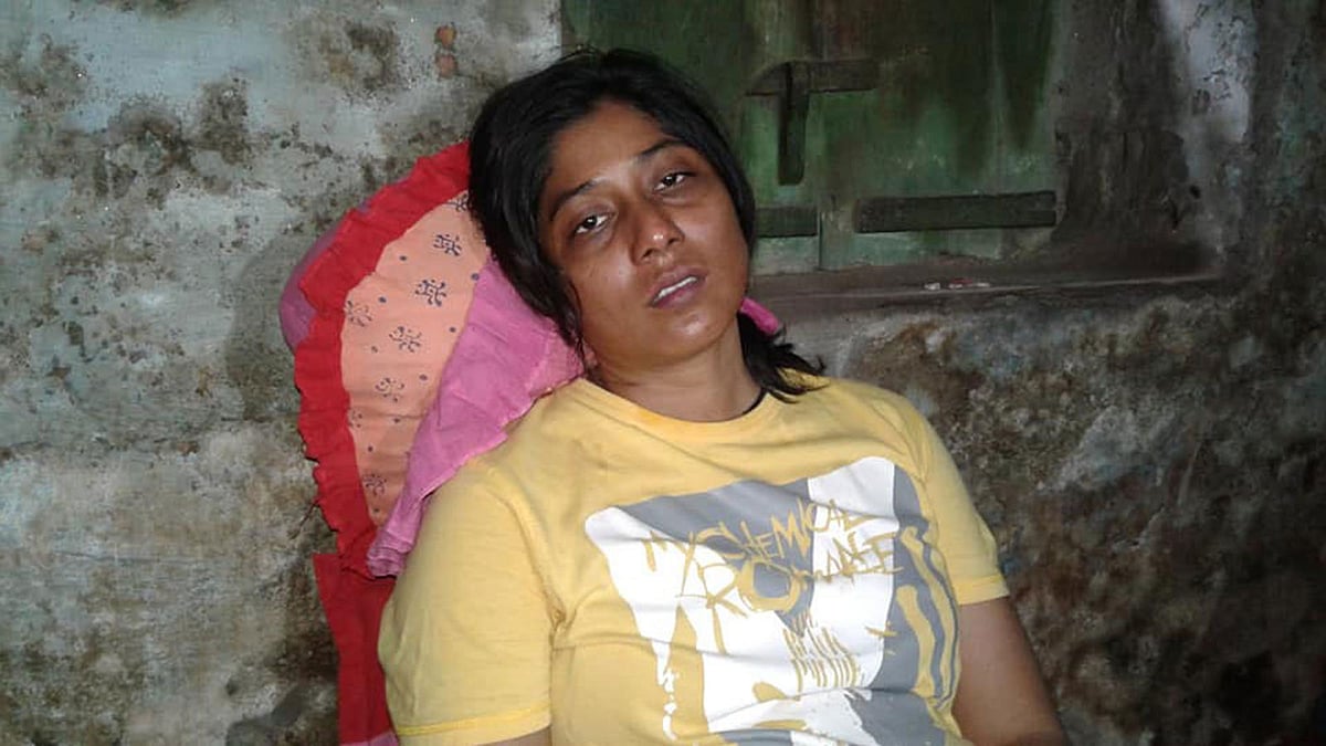 অসুস্থ অবস্থায় নিজ ঘরে চামেলী খাতুন। ছবি: প্রথম আলো