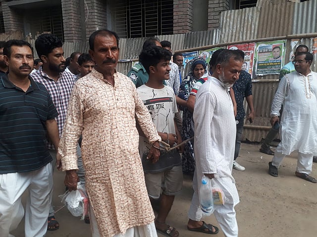 আসামিদের আদালতে হাজির করে পুলিশ। ছবি: আসাদুজ্জামান।