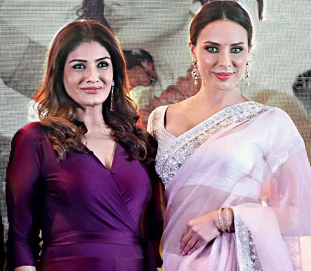 পোস্টার প্রকাশনা অনুষ্ঠানে রাভিনা টেন্ডন ও ইউলিয়া ভান্তুর