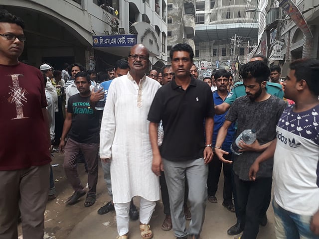 আসামিদের আদালতে হাজির করে পুলিশ। ছবি: আসাদুজ্জামান।