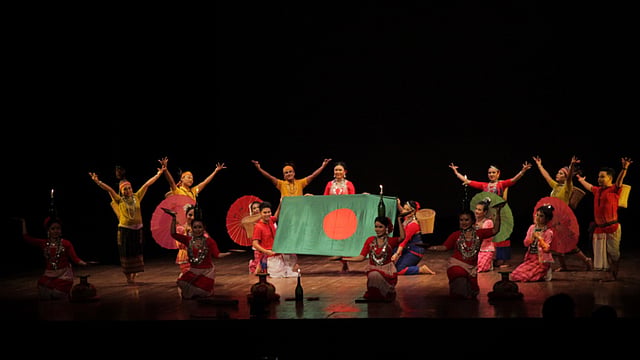 নৃত্যে বাংলাদেশকে উপস্থাপন করেন শিল্পীরা